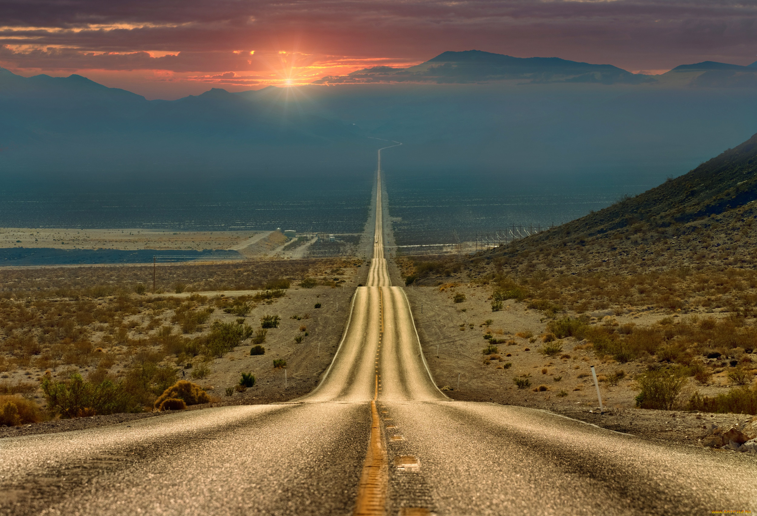 Дальше тянется дорога. Долина смерти Калифорния. Длинная дорога. Красивая дорога. Дорога уходящая вдаль.